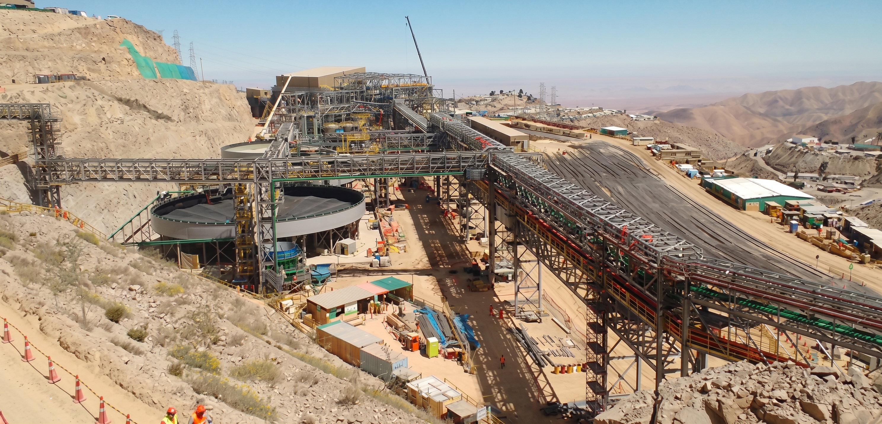 Construcción de planta industrial en campo